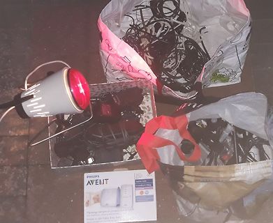 Einkaufstüten mit Kabeln und Philips Avent Verpackung