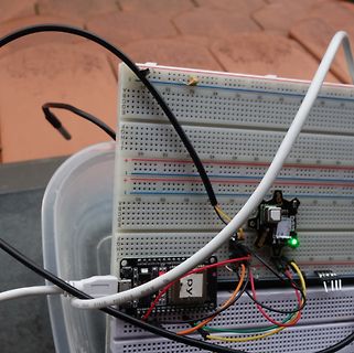 Aufbau mit Breadboard, Mikrocontroller und Verkabelung