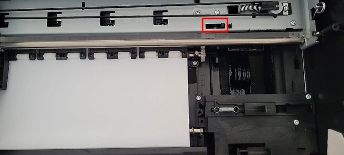 Innenansicht eines Druckers mit Papier