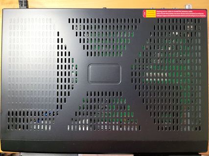 Rückseite eines elektronischen Geräts mit Lüftungsschlitzen