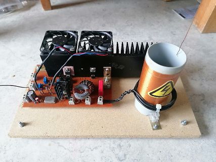 Elektronischer Aufbau mit Kühlkörper, Lüftern und Spule