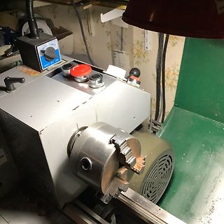 Metallbearbeitungsmaschine mit Drehbankfutter
