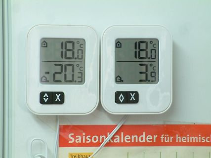 Zwei digitale Temperaturanzeigen