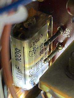 Nahaufnahme eines Elektrolytkondensators auf Leiterplatte