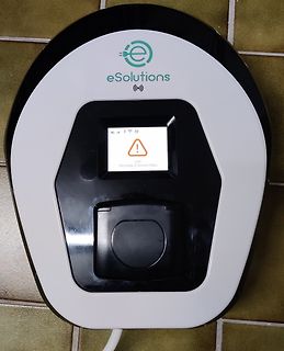 eSolutions Ladestation mit Fehlermeldung auf Display