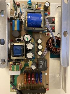Leiterplatte eines Schaltnetzteils mit Transformatoren und Kondensatoren