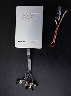 AVR Gerät mit Flachbandkabel und Steckverbindern
