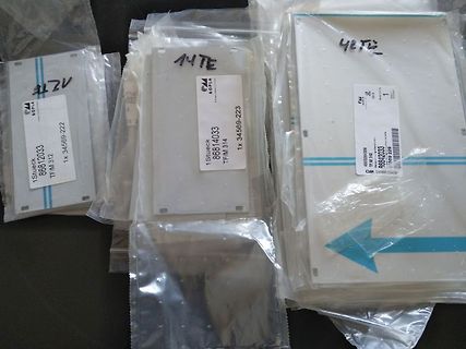 Verpackte Elektronikkomponenten mit Etiketten