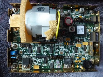 Offene Elektronikplatine mit Bauteilen und Schaumstoff