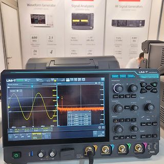 Digitales Oszilloskop mit Sinuswelle und FFT-Analyse