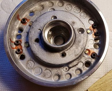 Metallisches Bauteil mit Bohrungen und Markierungen