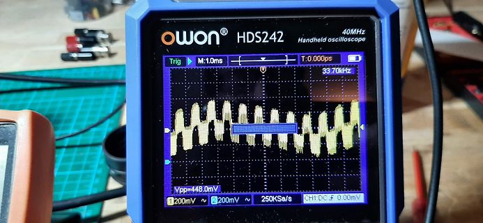 Handheld Oszilloskop mit Wellenform auf Display