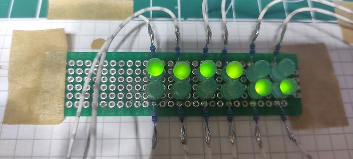 Leiterplatte mit leuchtenden LEDs und Verdrahtung