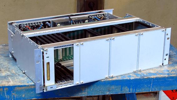 Geöffnetes Gehäuse eines modularen Elektroniksystems