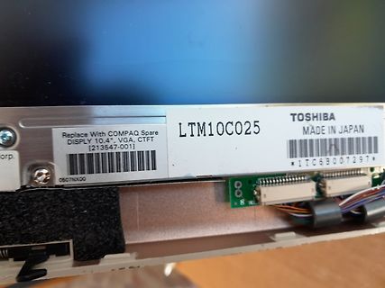 Aufkleber und Platine eines Toshiba Displays