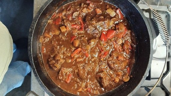 Eintopf oder Gulasch in einem Topf
