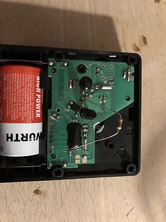 Geöffnete Elektronik mit Leiterplatte und Batterie