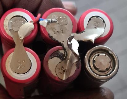 Beschädigte Lithium-Ionen-Akkuzellen mit deformierten Nickelstreifen