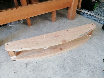 Holzkonstruktion auf Werkstattboden