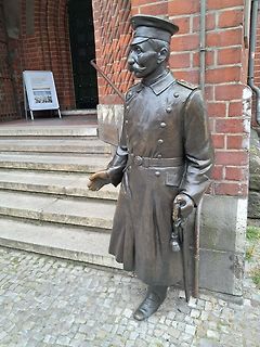 Bronzestatue eines Mannes in Uniform
