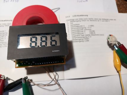 LCD-Display mit Messwert auf Dokument und Werkstattuntergrund