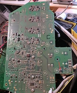 Grüne Leiterplatte mit elektronischen Bauteilen
