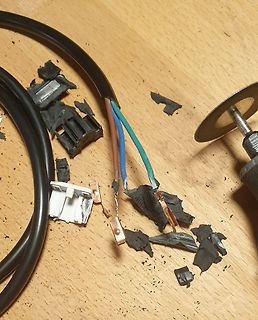 Abisierte Kabel und Kunststoffteile auf Holzuntergrund