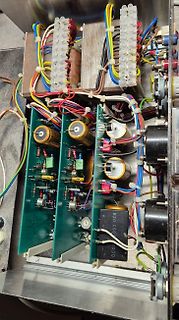 Innenansicht eines elektronischen Geräts mit Leiterplatten und Verkabelung