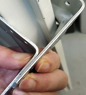 Metallwinkel und Finger
