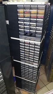 Sortierregal mit Elektronikbauteilen