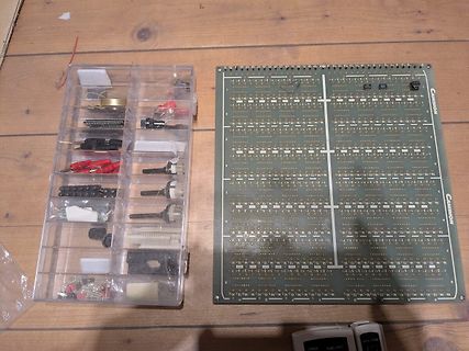 Leiterplatte und Elektronikbauteile in einer Sortierbox