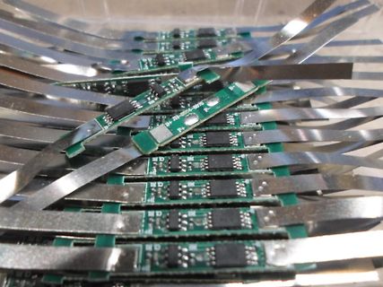 Mehrere kleine Leiterplatten mit Metallstreifen