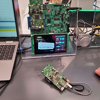 Elektronik-Aufbau mit NXP-Platine, Display und Laptop