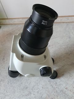 Mikroskopobjektiv auf Stativ