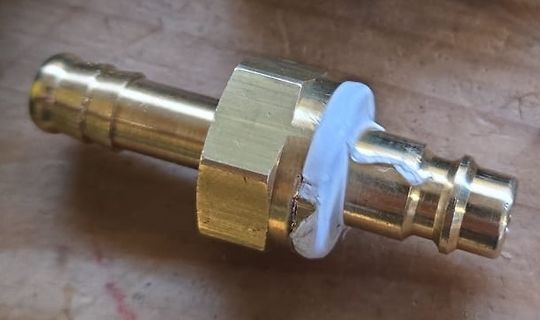 Messing-Schlauchverbinder mit weißer Dichtmasse