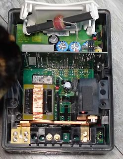 Innenansicht eines elektronischen Geräts mit Leiterplatten