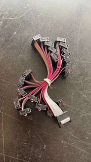 Mehrere Flachbandkabel mit Steckern auf Tisch