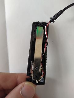 Innenansicht eines geöffneten elektronischen Geräts mit Kabeln