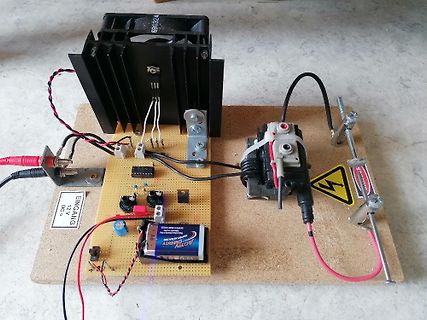 Aufbau eines Netzteils auf Holzbrett