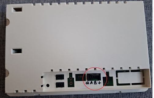 Unterseite eines Kunststoffgehäuses mit Anschlussbuchsen