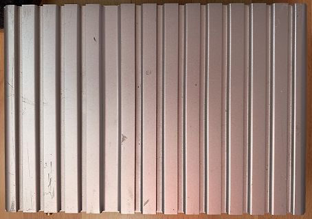 Silberne Metalloberfläche mit Rillen