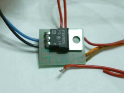 Leistungs-MOSFET auf kleiner Leiterplatte mit Kabeln