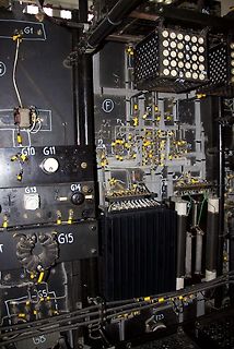 Innenansicht eines komplexen elektronischen Geräts mit Beschriftungen