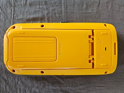 Rückseite eines gelben Fluke-Messgeräts