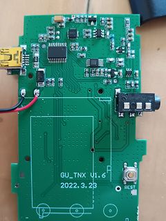 Bestückte grüne Leiterplatte mit elektronischen Bauteilen