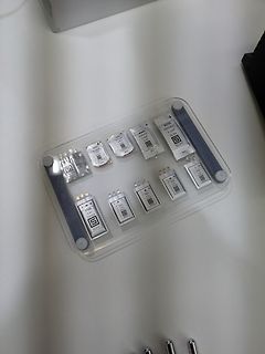Mehrere elektronische Bauteile auf einer transparenten Unterlage