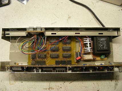 Innenansicht eines elektronischen Geräts mit Leiterplatte und Netzteil