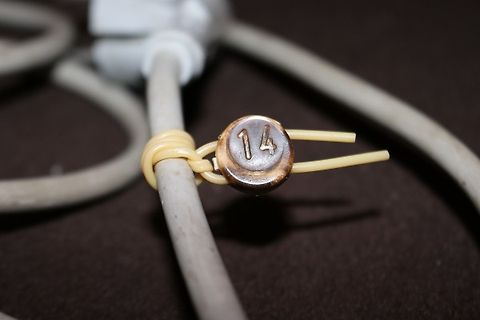 Kabel mit nummeriertem Anhänger