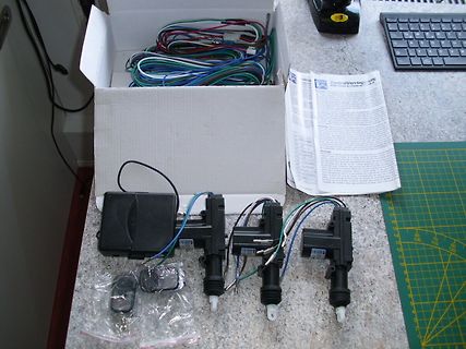 Zentralverriegelung Bauteile und Kabel in einer Box