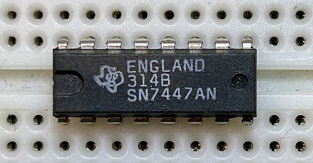 Integriertes Schaltkreis SN7447AN auf Lochrasterplatine